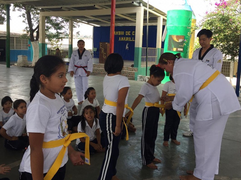 Estudiantes del CEBG Guatemala, ubicado en Tegucigalpa, Honduras, reciben el 7 de agosto la cinta amarilla en el cambio de cinta.